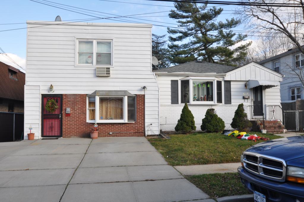 Beautiful Full House Rental In Bayside Includes 4 Bedrooms, 2.5 Baths, Living Room, Dining Room And Eat In Kitchen. Full Basement And Yard Also Available For Use. 1 Spot In Driveway. Close To Transportation And Shopping! Pets Ok.