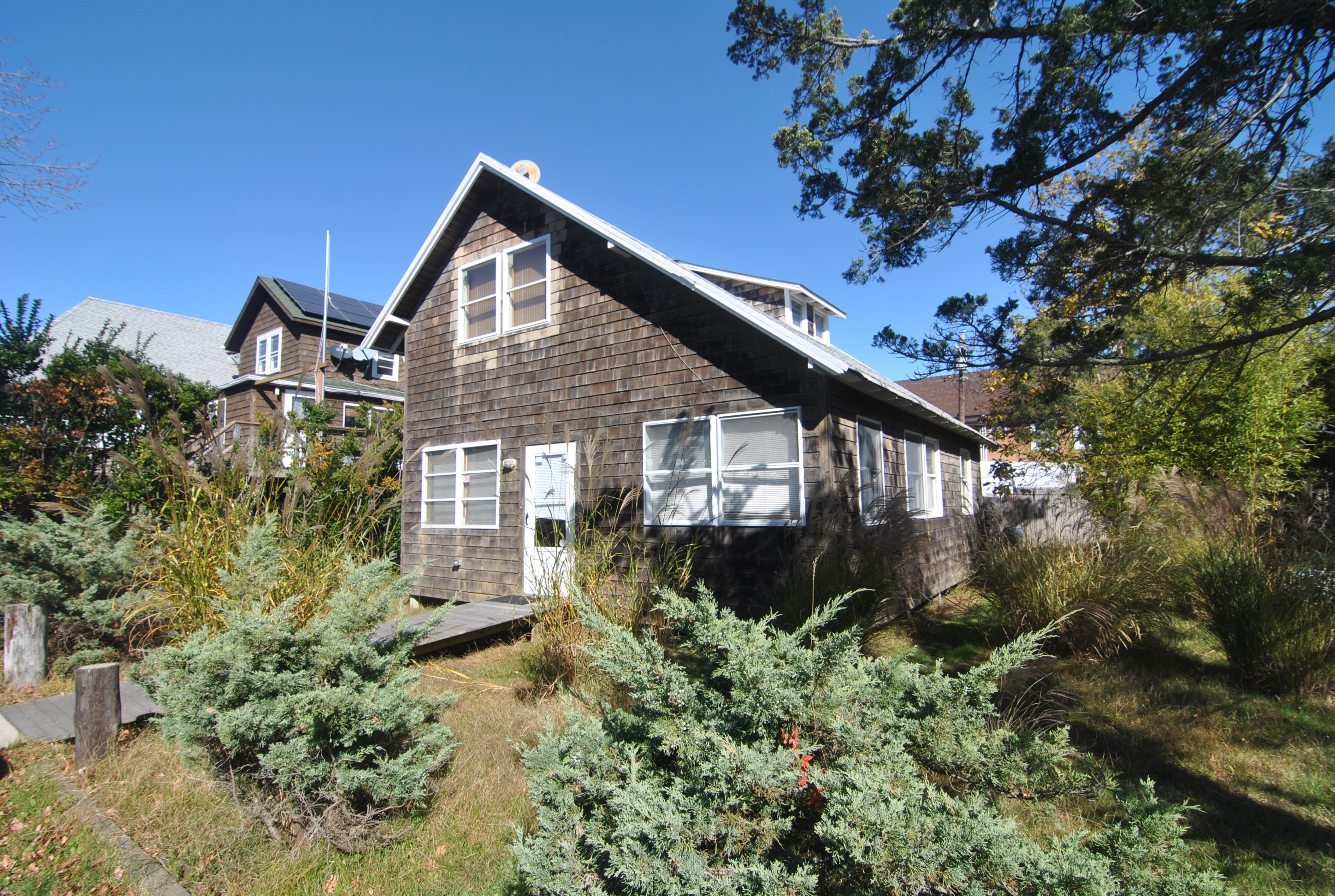 Charming Fire Island home in the heart of Ocean Beach. Fireplace. Outside shower. 