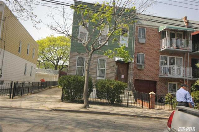 Lovely Railroad Apartment In Elmhurst For Rent. Includes Living Room, Dining Room, Kitchen, 2 Bedrooms, 1 Bath. All Utilities Included! Garage & Driveway Included. Blocks From Queens Center Mall, Subway, Shopping, Lirr & Buses. A Must See!

