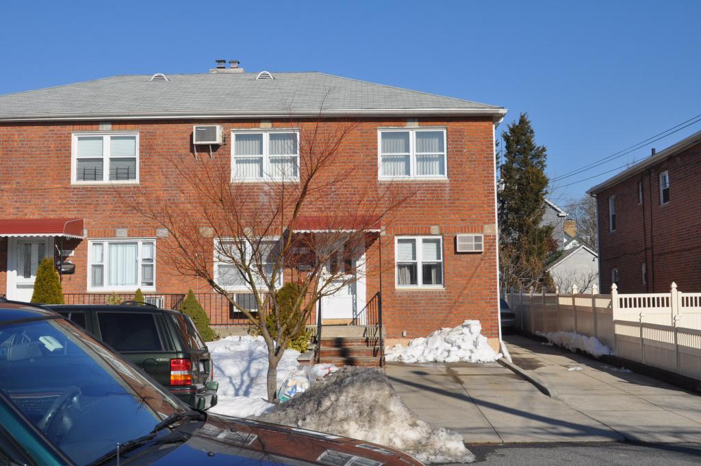 Lovely Large 1 Bedroom Apartment In Whitestone For Rent. Features Living Room, Dining Room, Eat-In-Kitchen And 1 Bathroom. A/C Included. Hardwood Flooring Throughout. Water Inclded. Close To Public Buses. A Must See!