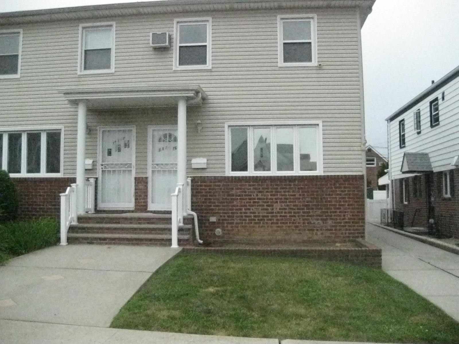  Beautiful 3 Bedroom House For Rent In Whitestone. Features Living Room, Dining Room, Eat-In-Kitchen, 1.5 Baths And Full Finished Basement. Hardwood Flooring Throughout. Dishwasher, Washer And Dryer, Yard Access And Parking Included. Near Public Transportation. House Is In Excellent Condition And In Great Location, A Must See!

