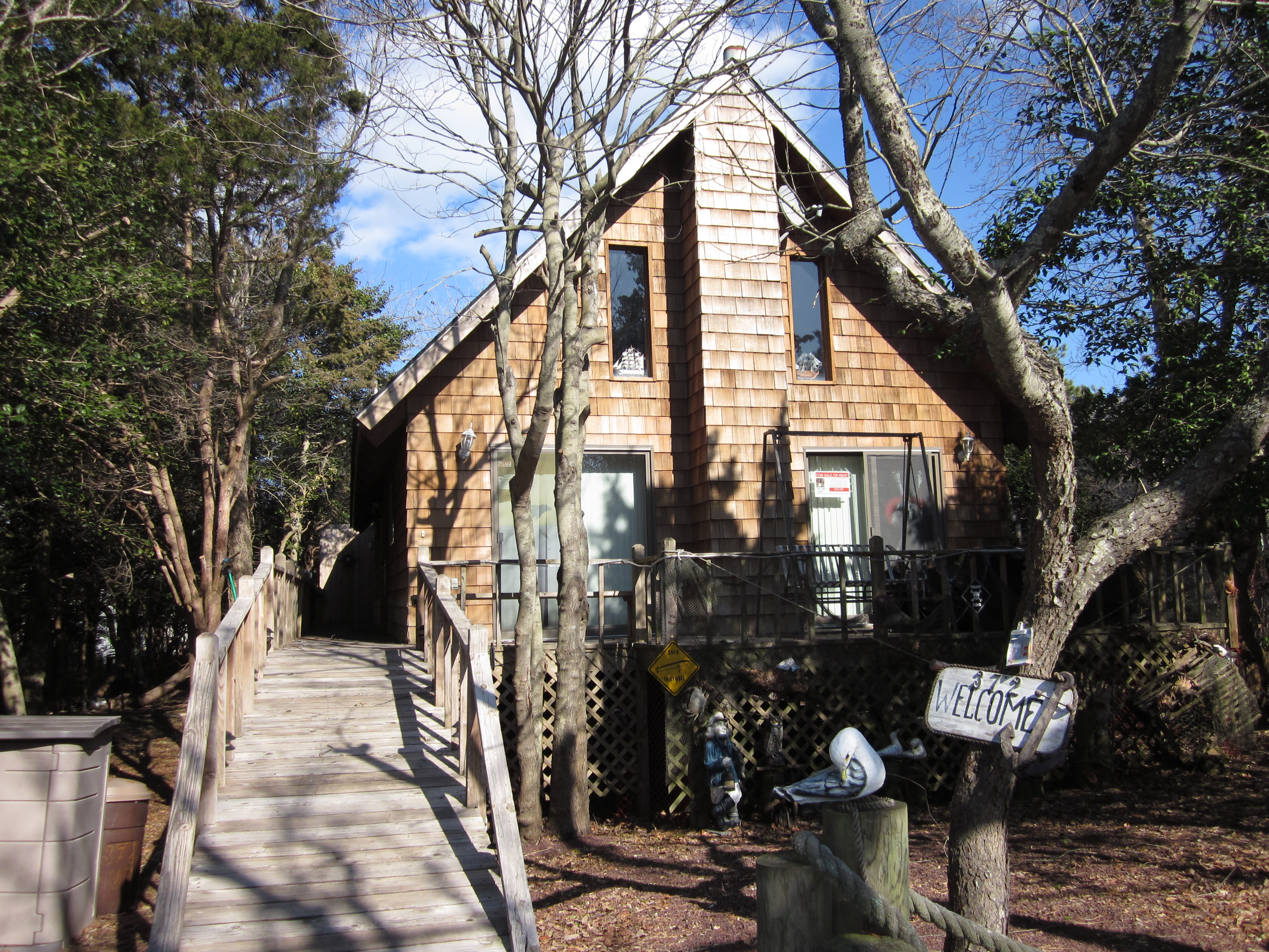 4 bedroom house in great location on Ocean Beach/Corneille Estates border, close to the beach.  Brand new air conditioning system just installed.  House also has wifi.  Multiple decks.  Available for 2017 Weekly or monthly rentals. <br>
July weekly rentals $3,900/week <br> 
August weekly rentals $4,150/week
