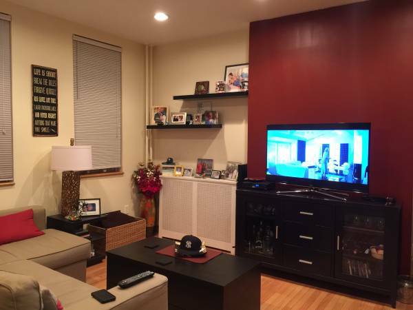 Lovely Modern 3 Bedroom Apartment For Rent In Glendale. Features Living Room-Dinning Room Combo, Eff Kitchen With New Appliances, 3 Bedrooms, And 1 Bathroom. Close To Public Transportation, Express Buses, And Shops! A Must See!