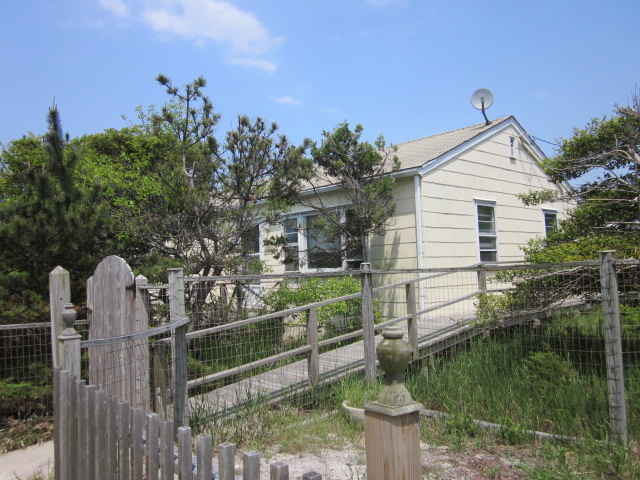 Immaculate light & bright 3 bedroom home.  Steps to the beach.  Large deck.  Fully outfitted.  Air conditioned.
Available for rent on a weekly basis in July, and the first 2 weeks of August. 