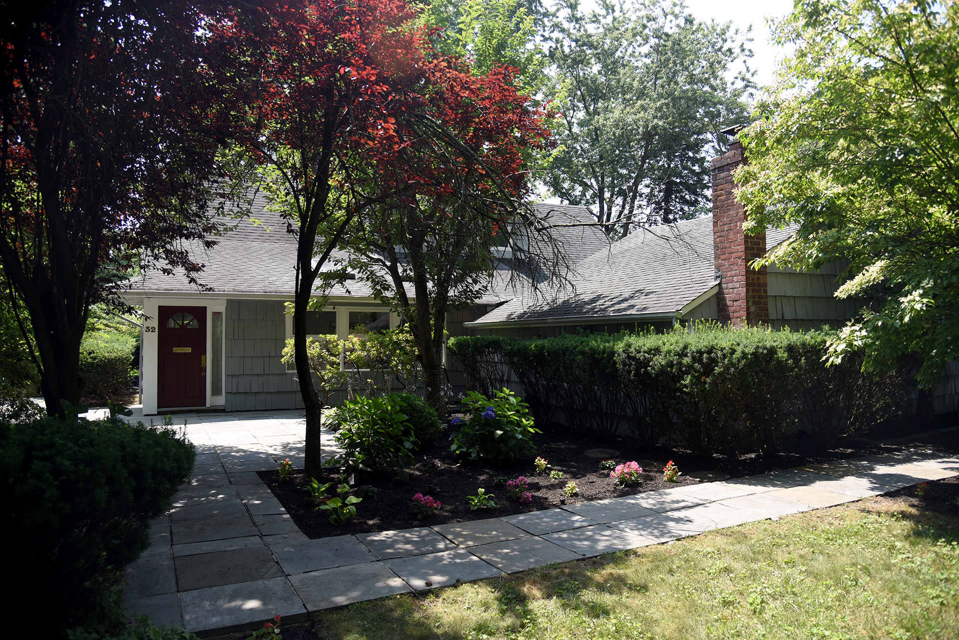 Charming Shingle & Brick Expanded Ranch Located In Roslyn Heights Country Club. This Warm & Cozy 4 Bedroom And 3 Full Bath Home Has Been Beautifully Updated Throughout. Featuring Kitchen With Stainless Steel Appliances, Large Living Room W/Fireplace, & Lots Of Natural Light Shining Through The Heart Of The Home.