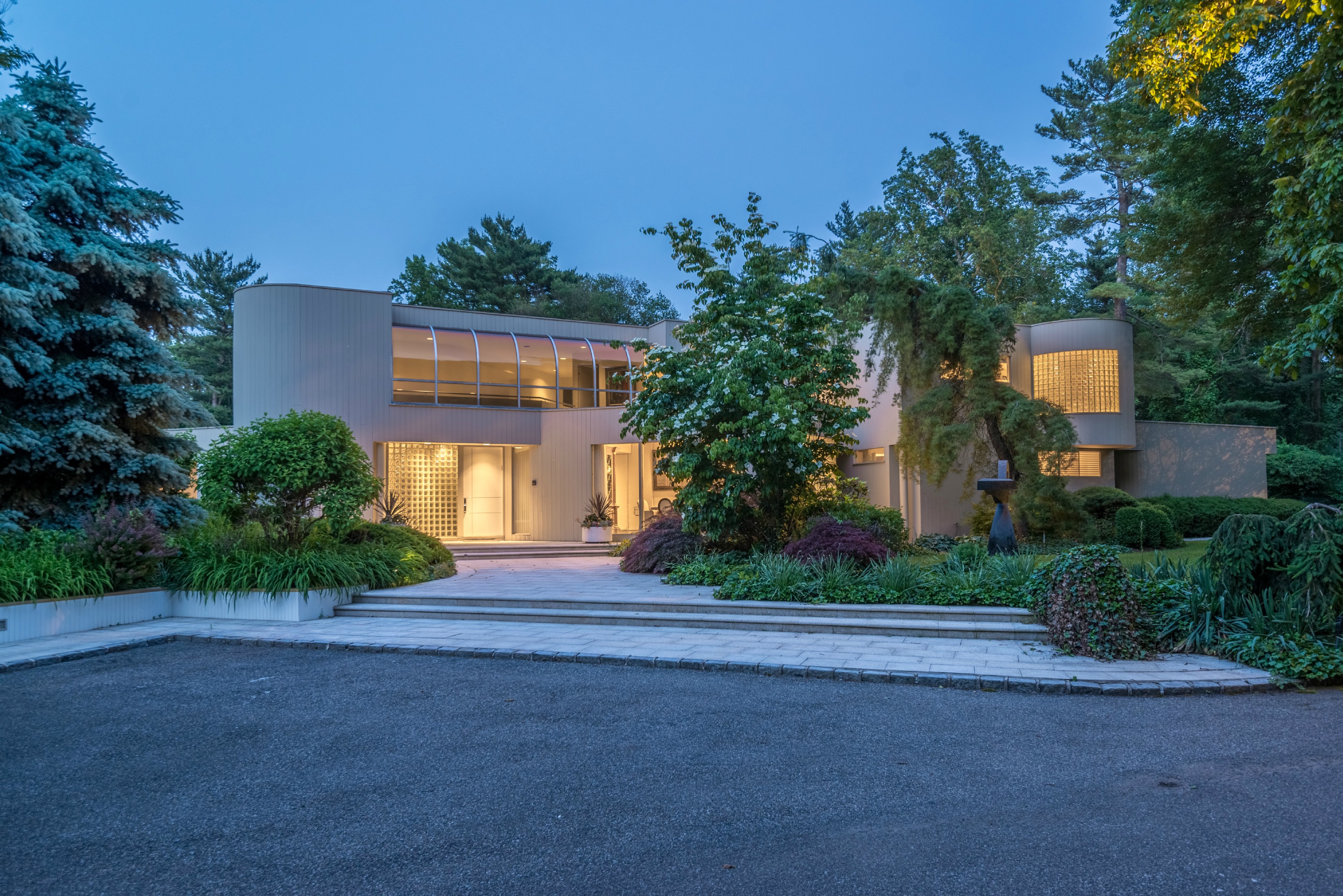 Old Westbury. Spectacular Contemporary With Two-Story Entry, Soaring Ceilings And Cascading Walls Of Glass Throughout. This 5-Bedroom, 5.5 Bath Home Is Set On Four Acres Of Property Which Include Expansive Patios And Decks, Pool With Separate Jacuzzi, Cabana And Har-Tru Tennis Court.