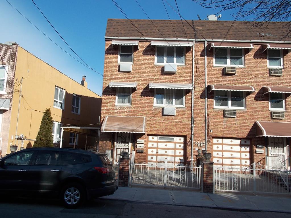 ID#: 1319683 Lovely 3 Bedroom Apartment For Rent In Middle Village. Features Lr, Dr, Kit, 1 Full Bath, & 1 Half Bath. Close To Shops & Public Transportation. A Must See!!


For more information please contact Carollo Rentals at (718) 747-7747 or visit our website at www.CarolloRentals.com 
	
Why Go Anywhere Else?

