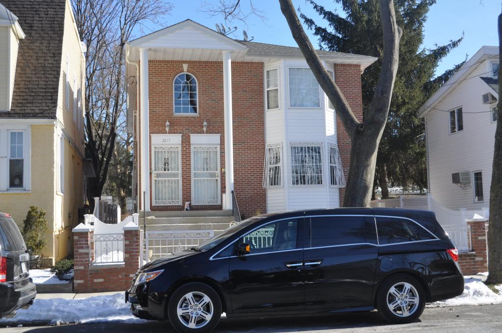 ID#:  1327498 Lovely Three Bedroom Apartment For Rent In Whitestone Features Living Room, Dining Room, Eat In Kitchen and Two Full Baths. Hardwood Flooring Throughout With Plenty Of Natural Sunlight. Close to Transportation And Shops. A Must See! For more information please contact Carollo Rentals at (718) 747-7747 or visit our website at www.CarolloRentals.com 
	
Why Go Anywhere Else?
