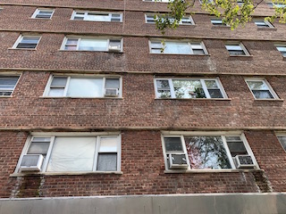 You Must See This Renovated Large Studio! No Fee!!
Hardwood Floors,Stainless Steel Appliances!
Laundry In Building.
Step's To Transportation And Shops! Pet Allowed With Pet Fee And Landlord Approval.
Available For: Vacant(Owner Flexible On Move In Date.)
