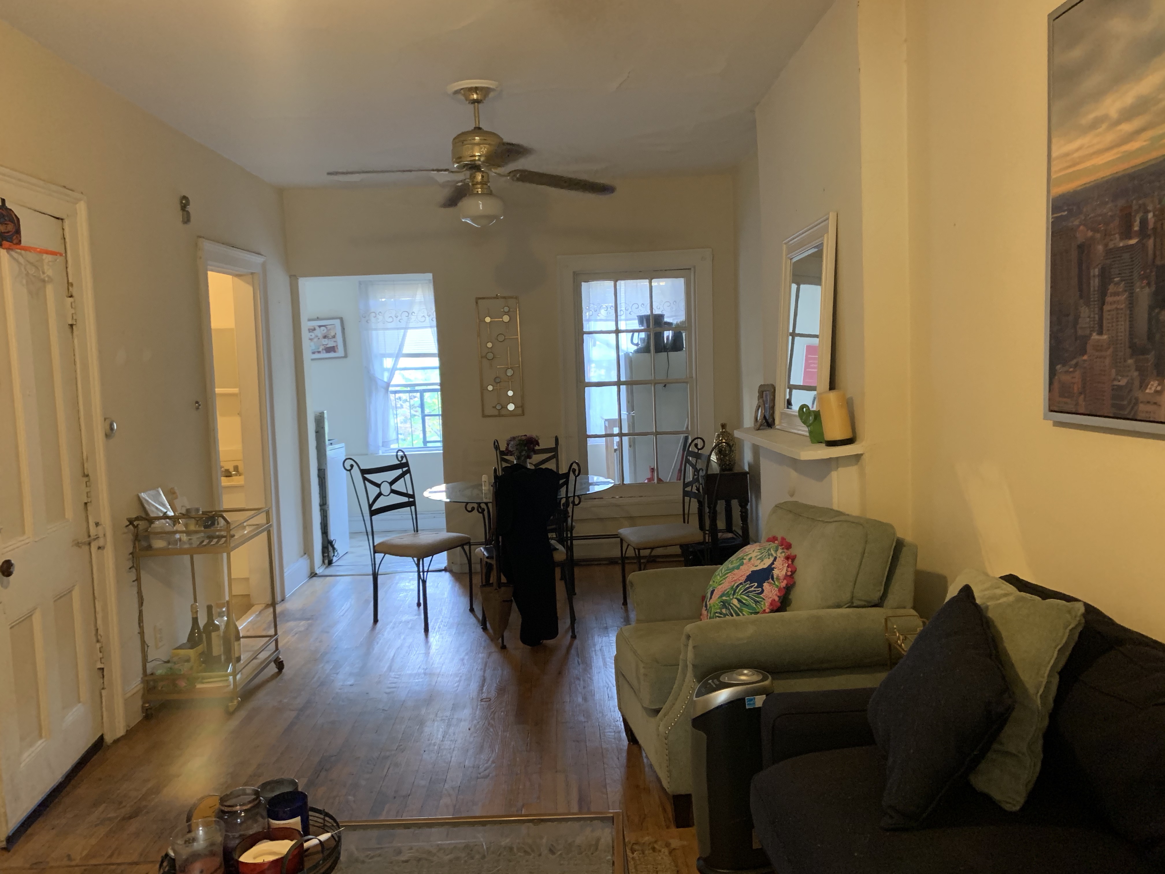 Just what you've been looking for... Fantastic Location, Affordable 2 bedroom!! Bright and modest, good sized 2 bedroom unit on Park Ave between 1st and 2nd streets, two flights up. Only one month security, cats allowed no dog sorry. Available January 1.