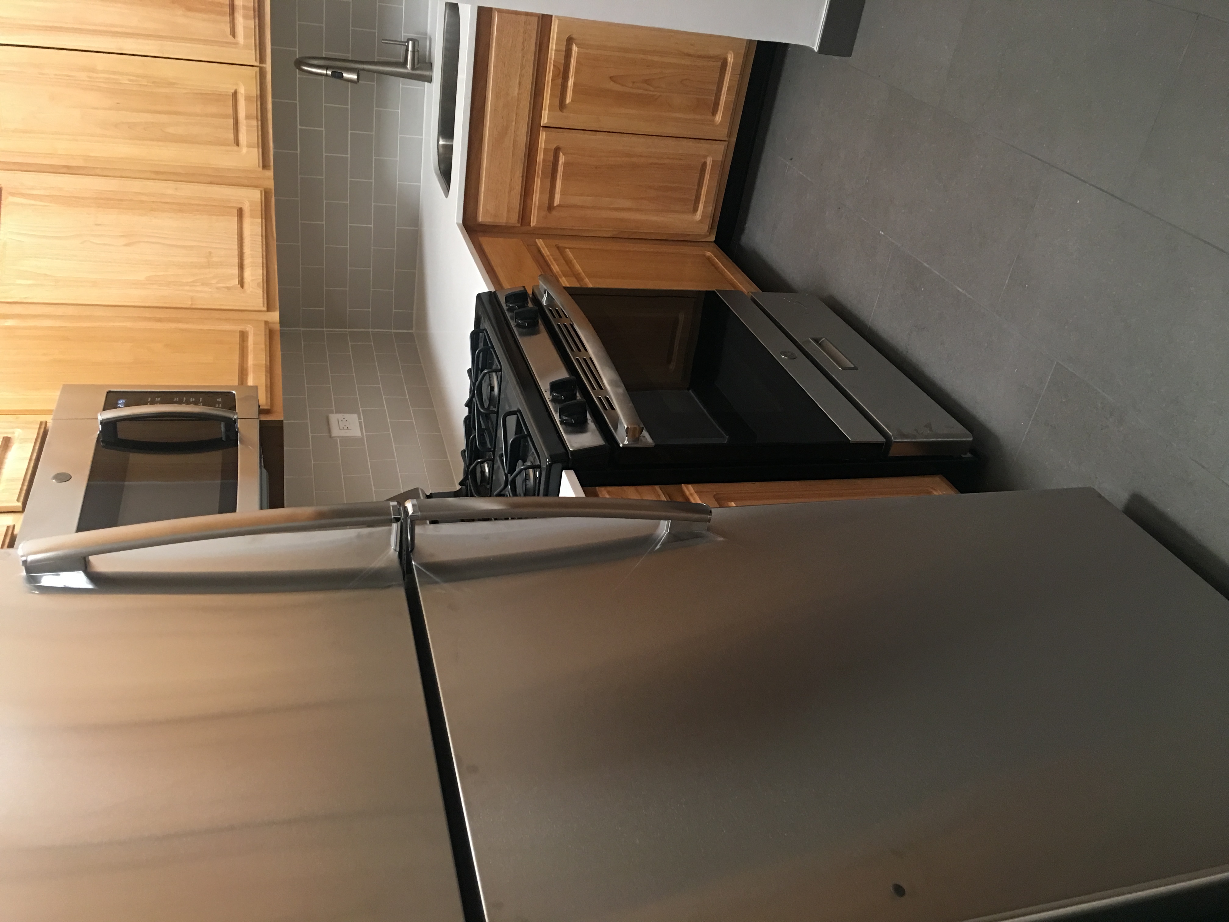 RENOVATED 3BR/1BATH in elevator bldg. Hardwood floors throughout good closet space. 
Laundry in the bldg. Close to NYC transportation and everything Hoboken has to offer.
Heat, Hot water and cooking gas included in the rent! Do Not Miss Out!
