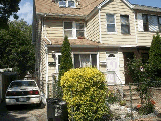 Great Bayside 1 Br Duplex Apartment Features Hardwood Floors, Full Bath, Lr, Eik and Absentee Landlord. Includes Washer & Dryer, Driveway, Access To Yard, A/C,and All Utilities, Pets Welcomed Great Location Close to Stores and Transportation.