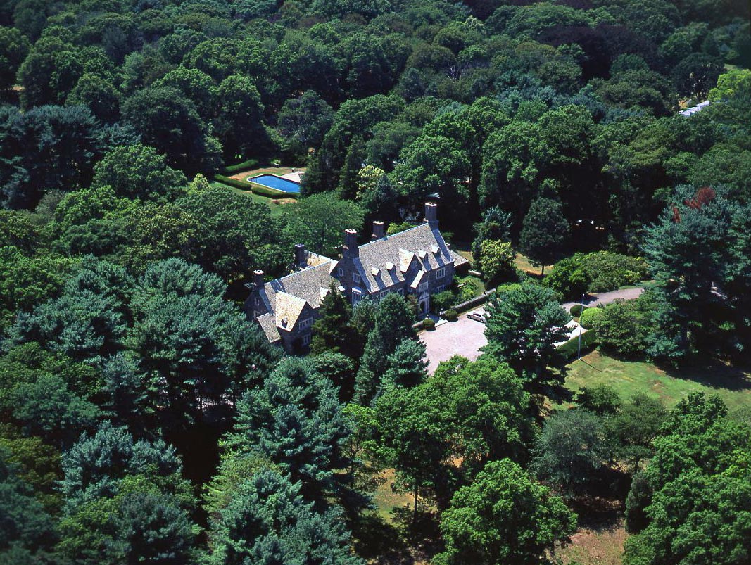 Prestigious&Historic Stone Manor Home Designed By Renowned Architect Rodger Bullard, Built For Henry Upham Harris In 1929.Pass Through Stone Gate House To Private Tree Lined Dr&Experience All The Splendor Of Estate Living.Manor House/Exquisite Architectural Details&Elegant Principalrms Sited On 31+ Acres. Slate Rf, Grnhse/2 Apts,  Tennis, Pool, Updatd Utilities, Gen.800Amp Serv.