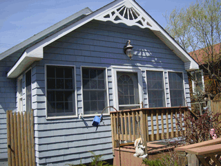 Newly renovated sunny cottage with A/C.  Available September and October 2009.