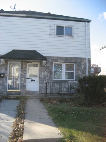 Lovely Single Family House For Rent In Bayside Features Living Room, Eat-In-Kitchen 3 Bedrooms And 2 Baths. Carpet And Hardwood Flooring Throughout, Use Of Yard And Ample Street Parking. School District 26, Close To All Shops And Transportation!