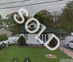 Cozy, 3 Bed/ 1 Bath Cape, Why rent when you can buy!!! Good starter home in Patchogue Medford schools.