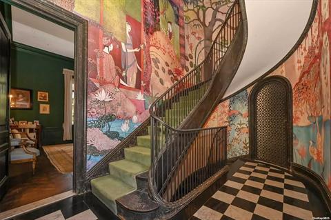 Howard Cushing papered stairhall