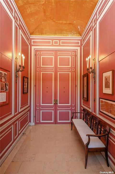 Gold leafed entrance hall