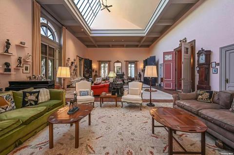 Gold leafed entrance hall