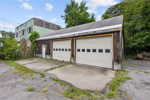 Detached garage is 1500sf of additional space for work or play. Bike Repair? Brewery? Event Catering? Paint & Sip? Daycare? Endless possibilities.