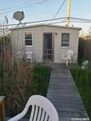 Robbins Rest - A Studio located on a quiet block close to the beach! Includes beach umbrella, 2 beach chairs, and outdoor shower.