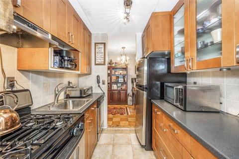 Spacious Living Room - door to 2nd bedroom, currently used as formal Dining Room