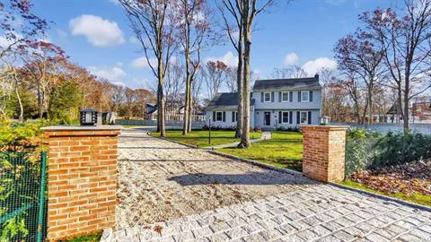 Elegant Entrance to Home