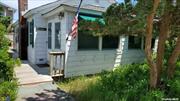 CLASSIC Old Fire Island Cottage w/4 bedrooms, 2 baths, screened in porch. Great Location! Close to the Beach! Includes 4 adult bikes, 4 kids bikes, 6 beach chairs, 1 wagon & 2 beach umbrellas.