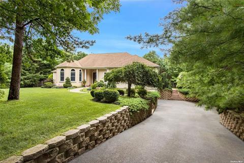 Front entrance w 2 car garage