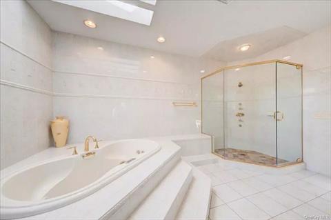 MBR Bath w 10 jet Jacuzzi & 3 Skylight