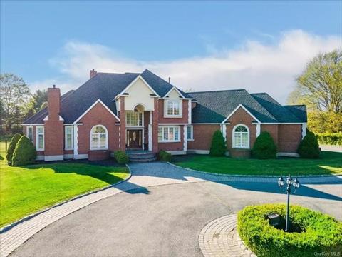 Exterior View & Driveway