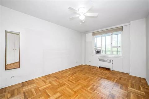 Bedroom w/ additional closets