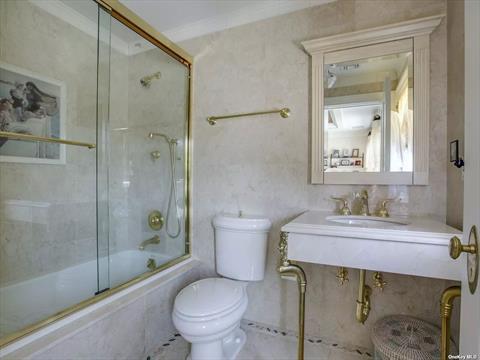 White tiled full bathroom