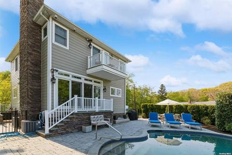 Poolside dining al fresco!