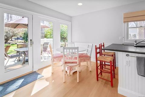 KITCHEN WITH COUNTER SEATING