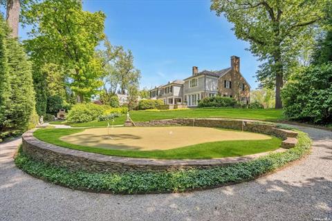 Golf putting green w. bunker