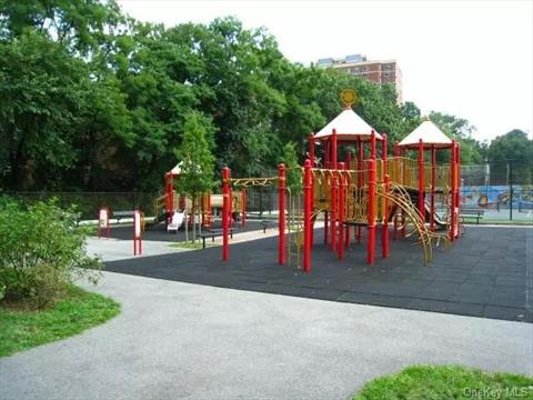 Next door Fay park with tennis courts and playground