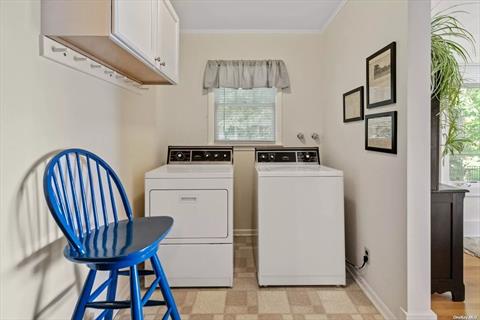 laundry room off