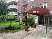 Large 2ed floor unit, 1 bedroom 1 bath co-op, great layout, same sixe as a jr 2 bedroom! you can just put up a wall to make the 2ed bedroom. must see! Make offers! will not last!