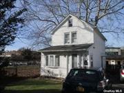 Colonial with 5 rooms 2 beds and 2 bath located in Pt Washington schools