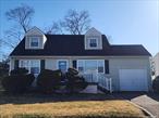 Cape with 7 rooms 4 beds and 1 bath located in west babylon schools