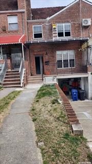 House Is Located Just Steps From Main St: Supermarkets, Restaurants, Bakery, Coffee House, Laudromat, Banks, Library And Much More. Near Schools And College, Long Island Expy, Q44Sbs/Q20 Bus Stops To Downtown Flushing.