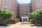 Large co-op building in Flushing. 10 feet celling South explore, a lot of Sunshine. Every room has windows. Huge living room. King size bedroom. All the windows were changed in 2022,  the security system was update. parking and drive way were update too. close to 7 train, library, bank, supermarket and Schools.