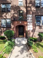 The condo apartment is on the third floor which gives abundance of natural light. Both Bedroom and living room are very large. Location is great close to Grand central Parkway, walking distance to La Guardia airport. Three minutes to the express bus M60 to Manhattan.