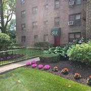 Spacious 2 bedroom walk- in coop surrounded by lush beautifully landscaped manicured gardens. Ideal for anyone that does not want stairs to climb to enter their home!, Additional information: Appearance:Good, Interior Features:Lr/Dr