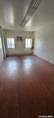 Good location / independent bathroom inside / Wood floor, Additional information: Office Pct.:50