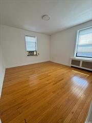 One bedroom co-op in heart of elmhurst garden.one block of broadway, M/R trains, and Q53 bus, 20 Mins to Manhattan.