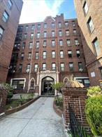 Spacious apartment being used as a three bedroom  Conveniently located in Flushing, Additional information: Appearance:good