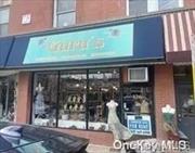 Great Storefront Rental Space in the Heart of Babylon Village, Fantastic Visibility, Busy Location!