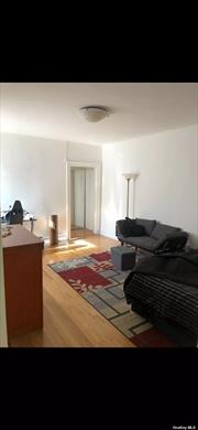 Come see this great studio situated in an amazing section of Kew Gardens, steps from the LIRR which will take you 15 minutes to get into Manhattan.